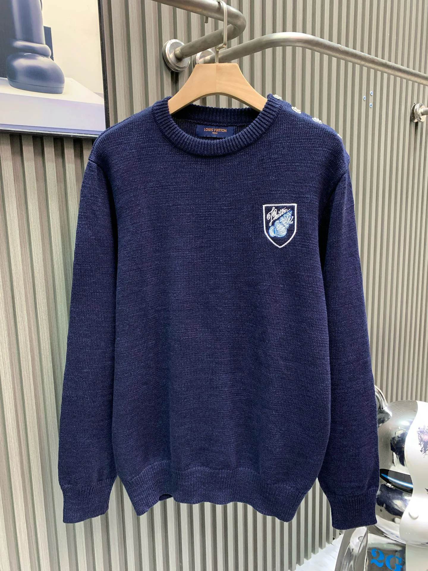 🅿️400 🀄️ Louis Vuitton Louis Vuitton 25SS Lou*s Vuitt*n new conch embroidered logo floral button round neck long-sleeved sweater 100% cotton navy blue color same style full size available for men and women in stock Process description: Use singed mercerized long-staple cotton Custom dyed yarn color similarity is as high as 95% for spinning Use 100% top-grade long-staple cotton Fully combed and tightly sewn with singeing and mercerization technology, more wrinkle-resistant and non-pilling, clear texture, non-sticky for long-term wear in summer, particularly good at absorbing sweat. The body is woven using a 7-needle computerized flat knitting machine. The embroidery is made with water-soluble cloth, with up to 3,000 lines of embroidery. Restores YB quality. Navy blue and dark colors are worn in advanced and slimming styles, showing a casual and lazy style. Customized surface accessories